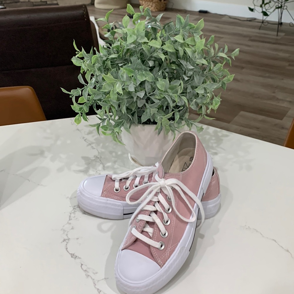Like new No Boundries pink tennis shoes.